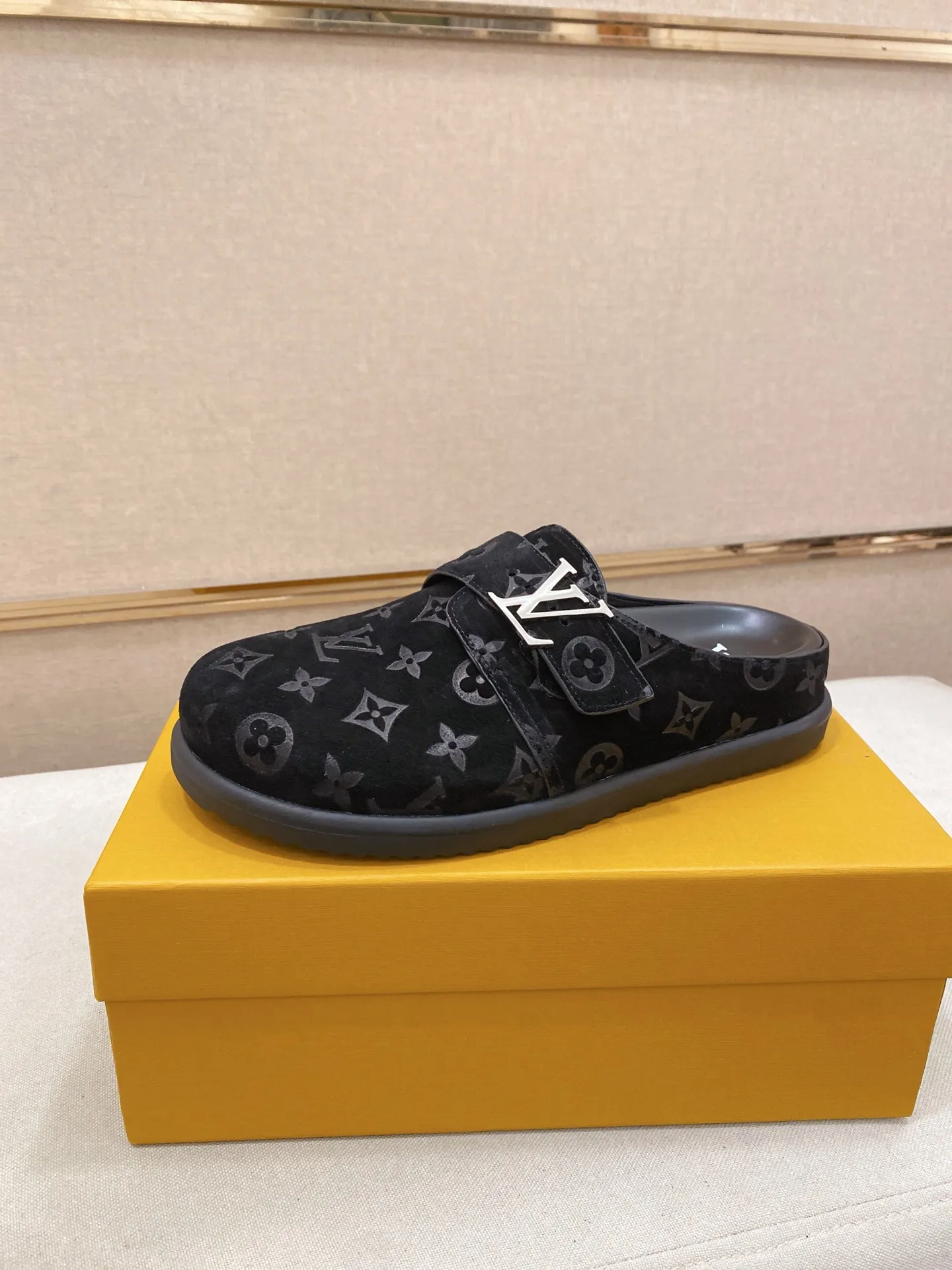 Men's shoes💰: 220💰38-45, LV Easy 2025 new men's casual sandals and slippers, made of suede cow leather, with Monogram pattern to highlight the trendy style. Adjustable straps illuminated with LV letters, while a resilient insole and micro outsole provide lightweight comfort. Made of suede cow leather with embossed Monogram pattern and brand element metal hardware✅Adjustable straps➕Tough insole‼ ️Micro outsole. Comfortable and easy to wear‼ ️